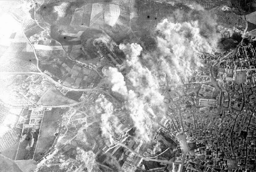 foto de Jaén siendo bombardeada el 1 de abril de 1937